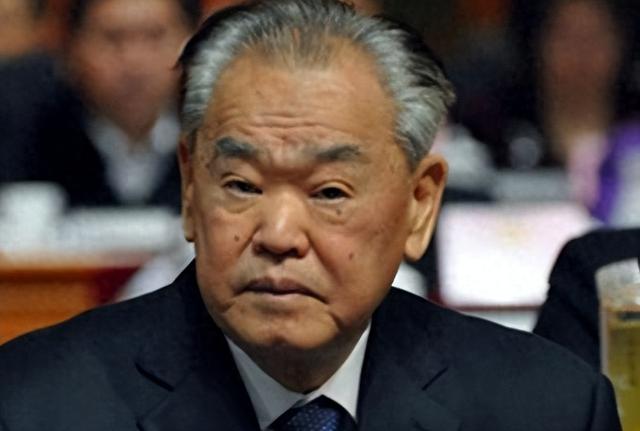 他是华国锋的接班人	，有着怎样的经历