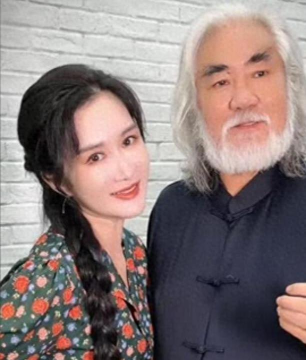 一个贪财一个好色？老夫少妻的“残酷”在74岁的张纪中身上应验了