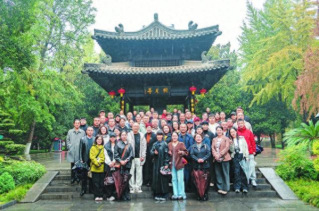 晋剧演员游览包公园、李鸿章故居