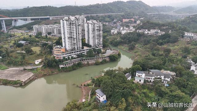 重庆女多男少的小镇，名称和长江有关，境内景点名气很大