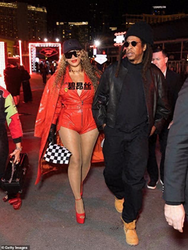 44岁碧昂丝陪F1七冠王飙车，衣着不当被网友力劝，“拉上拉链吧”