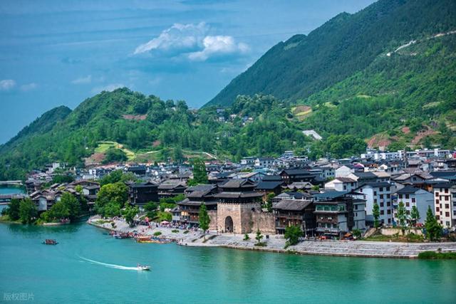 重庆与贵州湖北三省交界有座小城，峡秀水清，让李白都流连忘返