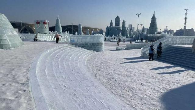 增加女士卫生间、冰台阶铺上防滑垫……冰雪大世界细节服务暖人心