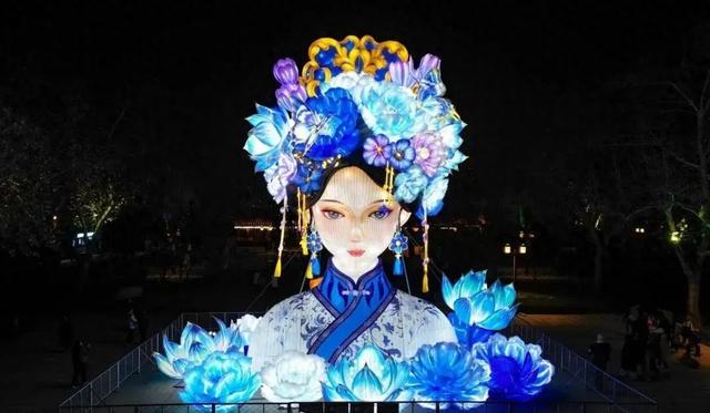 就在今晚！“湖畔雨荷”璀璨亮相！国潮演艺+温情互动+璀璨亮灯，惊喜提前看～