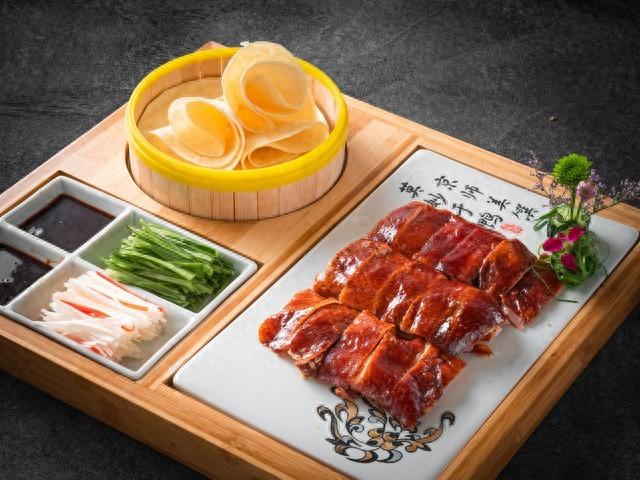 吃烤鸭时，服务员问：鸭架要炸还是煲汤？不要犹豫，回答这四个字