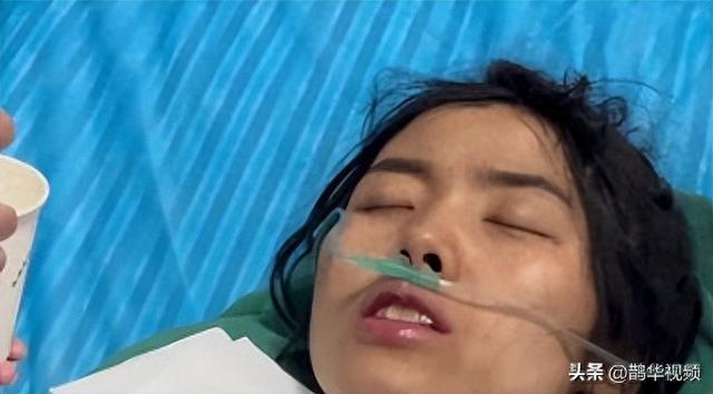 “冷美人”被紧急送医	，遗憾退赛！此前因痛经在地上打滚，误以为肠梗阻