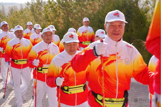 重阳登高暖意浓 银龄健步承古风