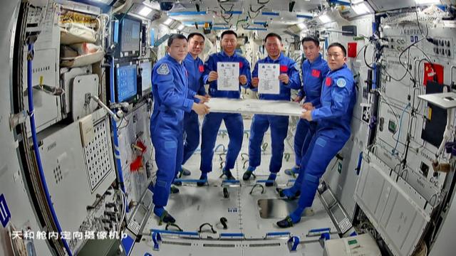 牛！顶住了空间碎片撞击，神舟二十准备返回：或带回国宝级航天服