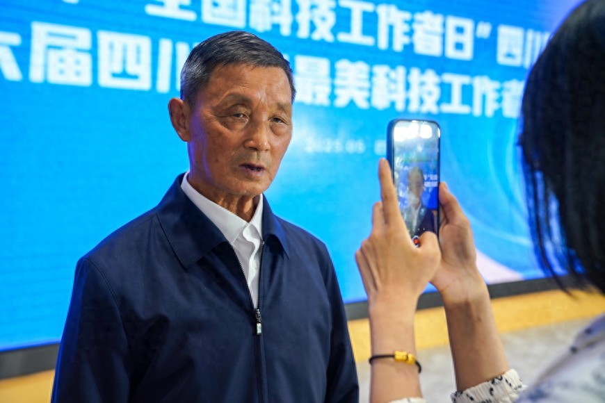 一等伤残军人张仲安:以持久战自学破局,从重型脑外伤后遗症到四川最美科技工作者(图1) 一等伤残军人张仲安:以持久战自学破局,从重型脑外伤后遗症到四川最美科技工作者(图1)