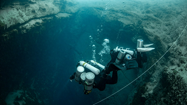 5人洞穴潜水只回来4人，经验最丰富的老潜水员，胸口插着一把刀