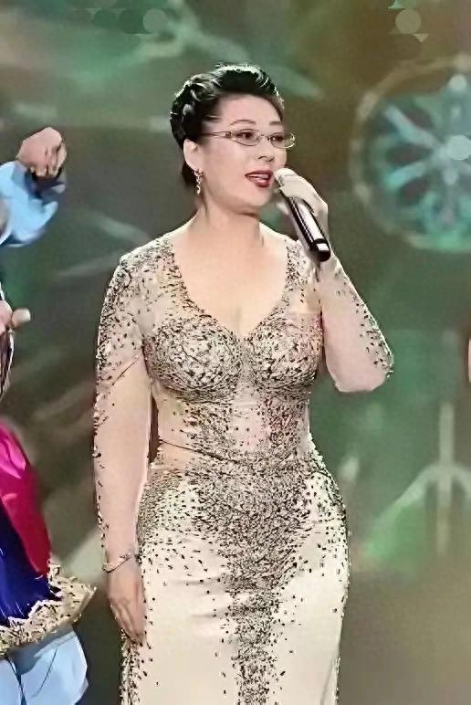 72岁关牧村的身材绝了，竟然碾压旁边的莫文蔚。