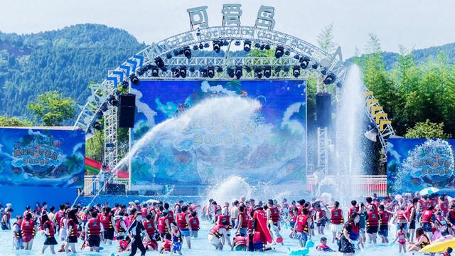 戏水享清凉 市民开启“花式” 消暑模式