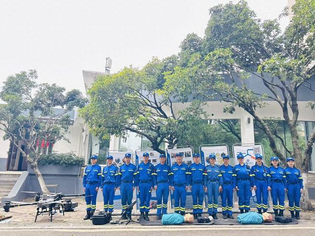 岳麓山上这些救援设备吸引游客纷纷打卡，救援人员不定时巡山，确保游客安全