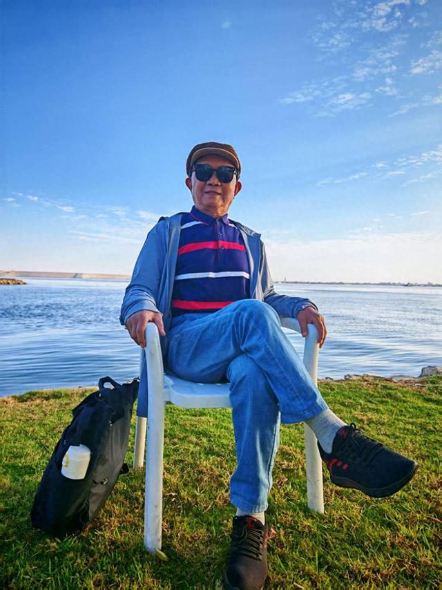 82岁湖北大爷背包独行10年闯世界：解锁四大洲踏遍10余国，一个月花掉近一年退休金，下一站准备征服美洲