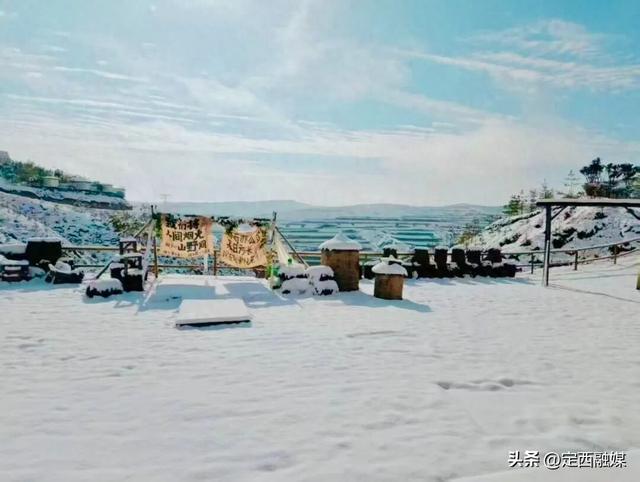 安定区：初雪漫山 与秋色撞个满怀