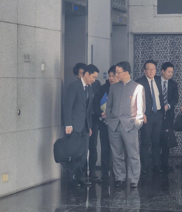 日本要求中国解释双手插兜！中方果断回应：现场大多数是日本媒体