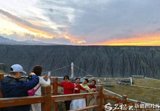 独山子大峡谷成网红打卡地 游客定格美景不停歇