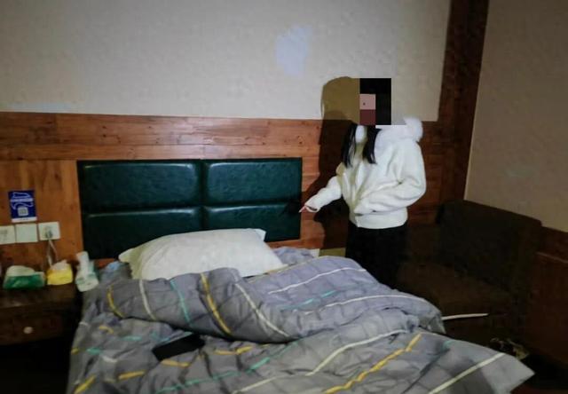 2名卖淫嫖娼男女在酒店被抓，现场照片曝光	，一人被加重处罚