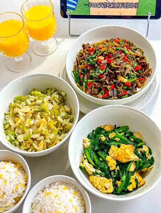 每顿饭两人三个菜	，天天不重样，家有大厨谁还下饭店？