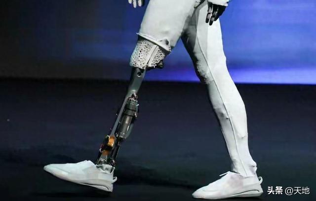 机器人里藏着真人！