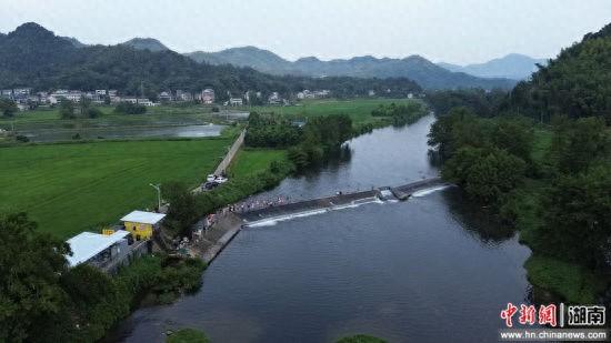 天然泳池成消暑胜地 湖南桃江织密防溺水安全网