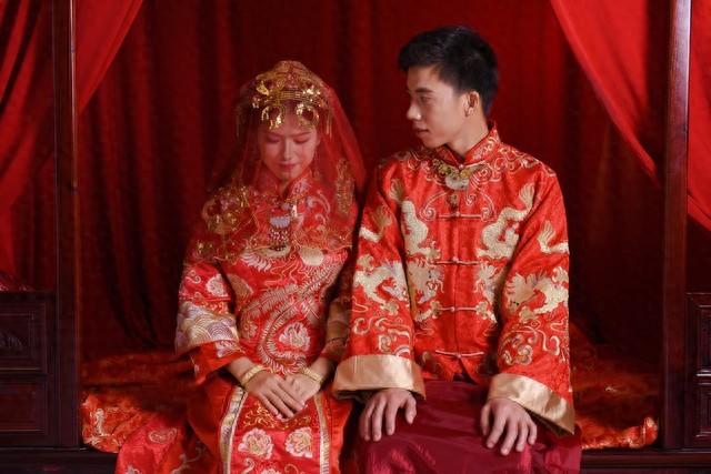 妹妹结婚我随礼18万,临走时她给我偷塞了个包裹,打开一看，我泪奔