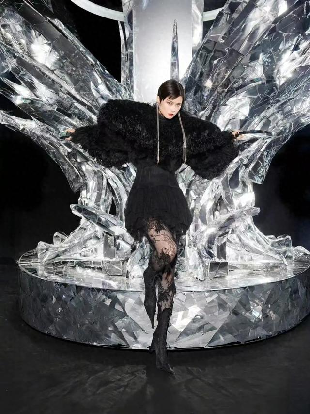 41岁李宇春，主动走入暴雨中心