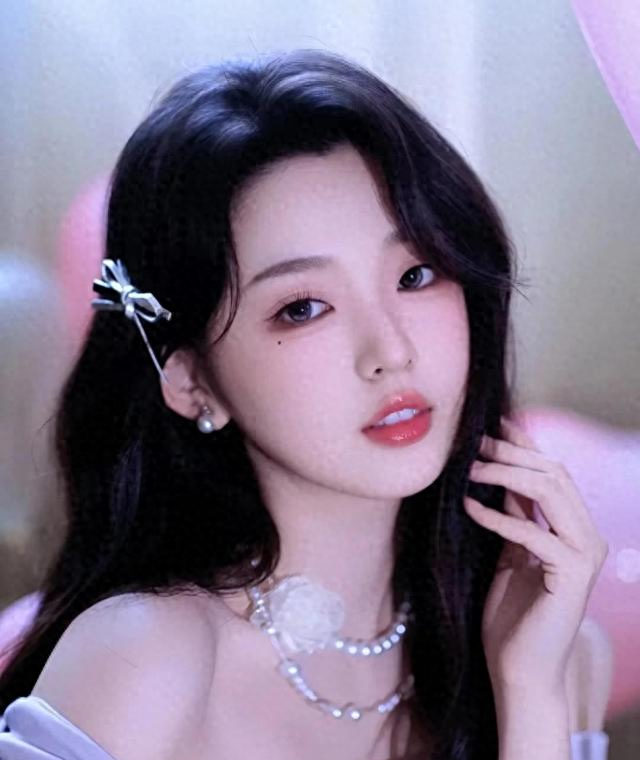 演员热榜的前几名：韩雨彤显老，李柯以婴儿肥，只有她挑不出毛病