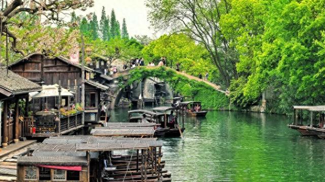 何必把免门票的飞来峰与收门票的乌镇放在一起作比较