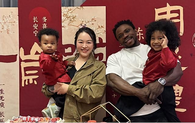 浙江女子去非洲婆家，买8台苹果手机做见面礼，却连泡面都吃不起