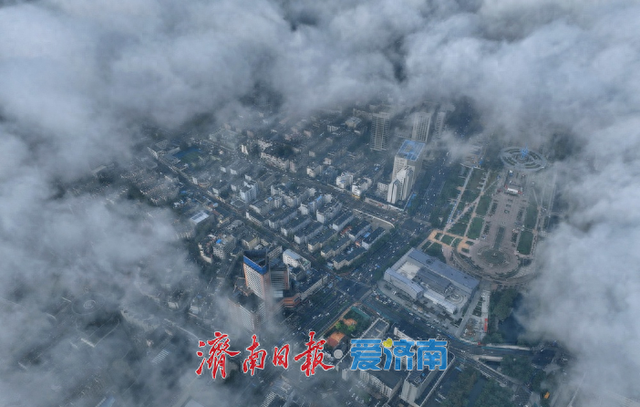 秋日泉城现平流雾景观，云雾缭绕美如画