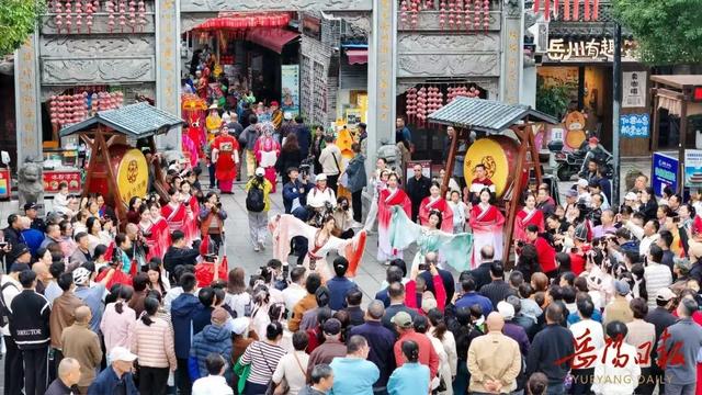 岳阳楼前全员穿越，这波国风操作太酷了！