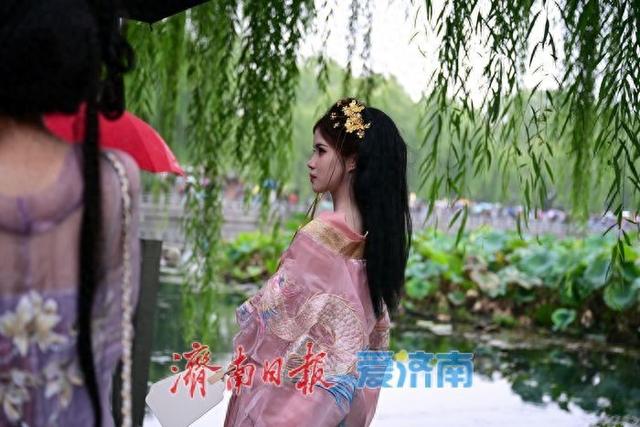 雨中曲水亭 汉服映古韵