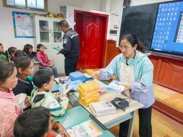 中国流动科技馆走进若尔盖 点燃青少年科学梦想
