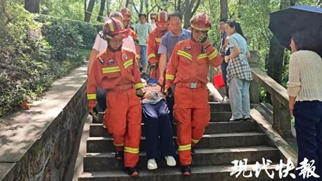 “三伏天”游客登山中暑，消防员担架抬下山
