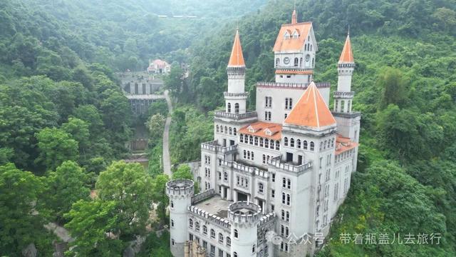 探秘重庆深山"鬼堡"，奢华废墟中暗藏玄机，背后真相到底是什么？