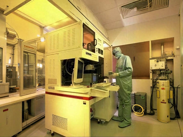 荷兰急疯了自捅一刀！全面禁止对中国DUV设备出口后，ASML一夜蒸发8%