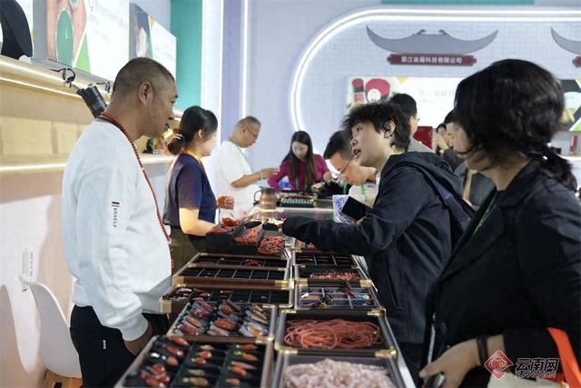 【高清组图】周末人气爆棚！“云品”进博会圈粉八方来客