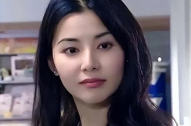 21岁拍三级	，30岁被出轨，38岁嫁大佬，如今50岁没孩子被宠成宝