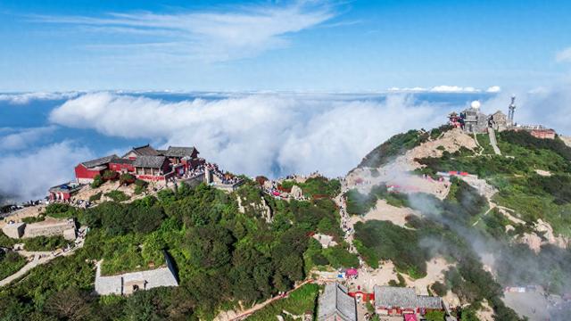 雨洗岱宗日初升 浩渺烟波醉苍穹