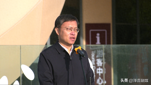 泽普县举办“千年丝路·中国传统旗袍遇见艾德莱斯”新品首发暨休闲骑行活动启动仪式