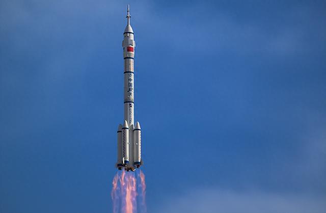 中国宇航员乘神舟21号飞船返回舱回家	，关注美国X37B带来的启示