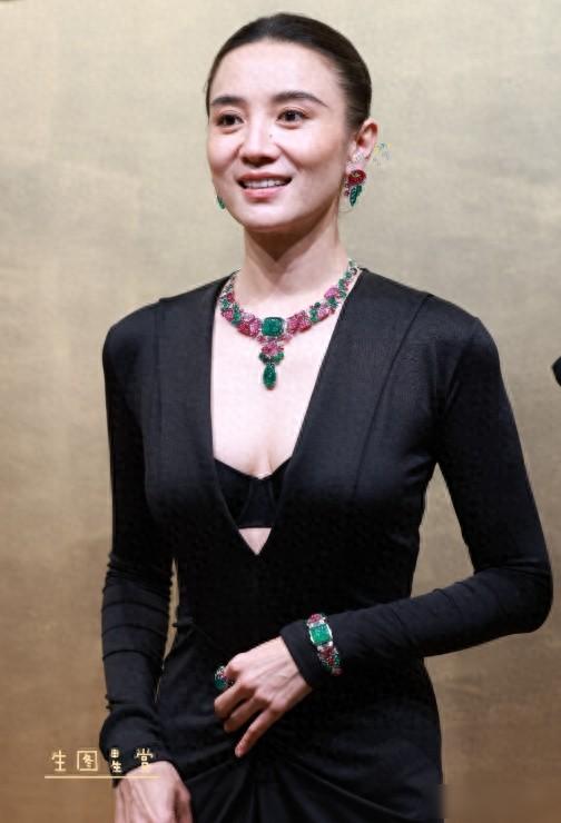 北京这一夜，妖艳四射的朱珠和巩俐，却败给了全裹出镜的郭晶晶