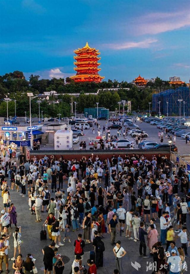 黄鹤楼红墙秒变“星光大道”，氛围感拉满！