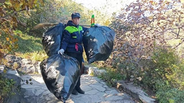 守护红叶颜值 香山公园日均清运2吨垃圾！