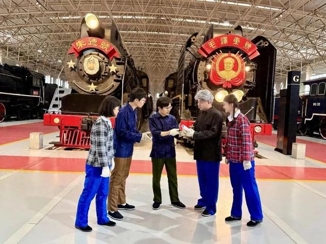 来这里！跟“国庆号”机车合影！