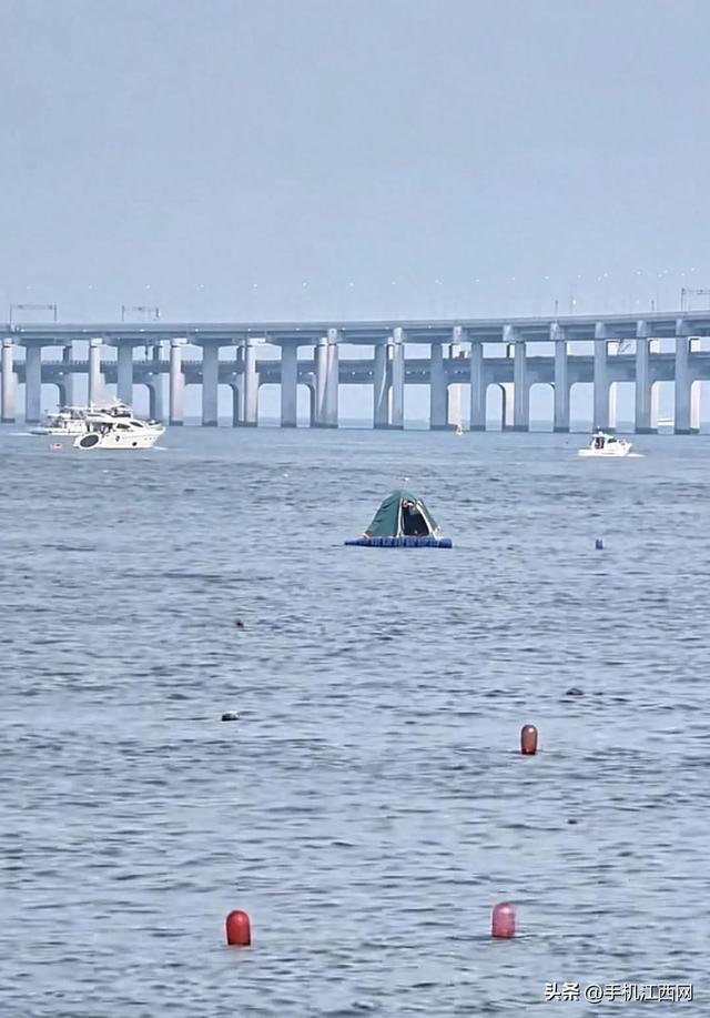 游客在海面搭建移动帐篷露营，大连海警：不违规，但需注意安全