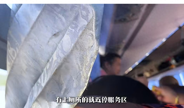 活久见！湖北小伙报团旅行，大妈车上当众大便，全员被臭的捂鼻子