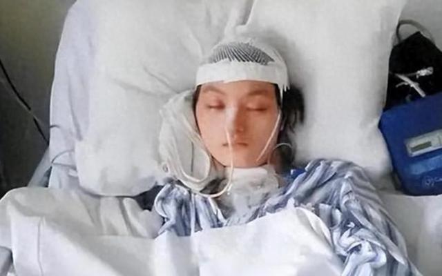 29岁女孩车祸成植物人遭父母抛弃，谁料，护工竟带回家当宝养！