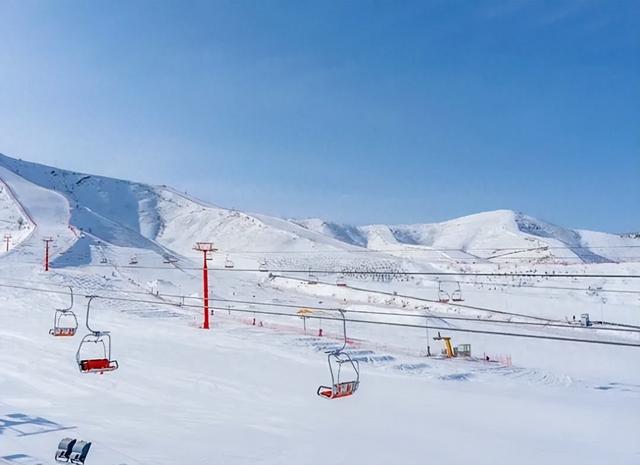 新疆冬日仙境：在人类滑雪起源地解锁粉雪、民俗与美食的终极狂欢